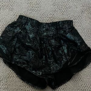 Never worn lululemon size 2 2.5”